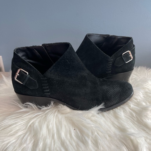 VINCE CAMUTO Women's Ankle Booties Parveen Suede Buckle Black Size 8.5 Shoes - Picture 8 of 8